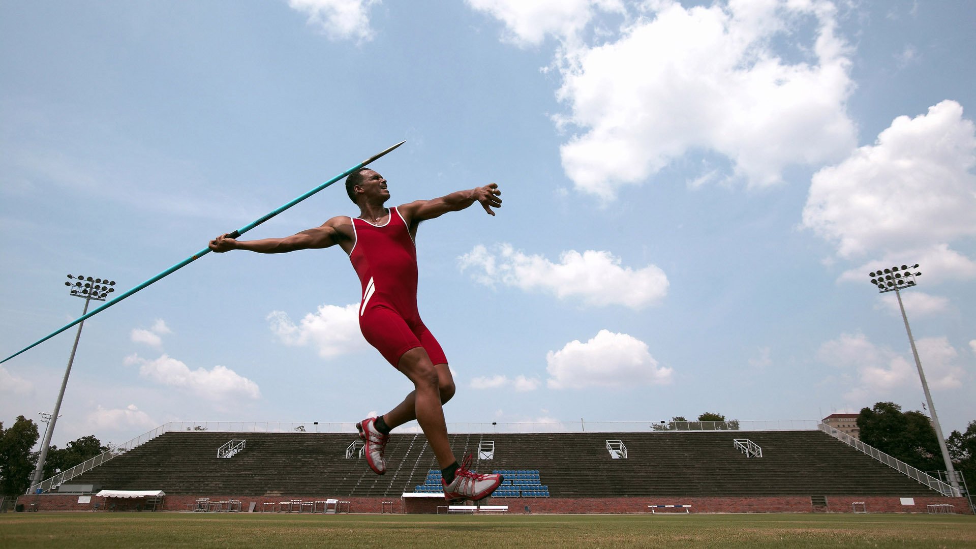 赛道奇迹，塞恩斯刷新纪录，梅赛德斯逆转红牛二队